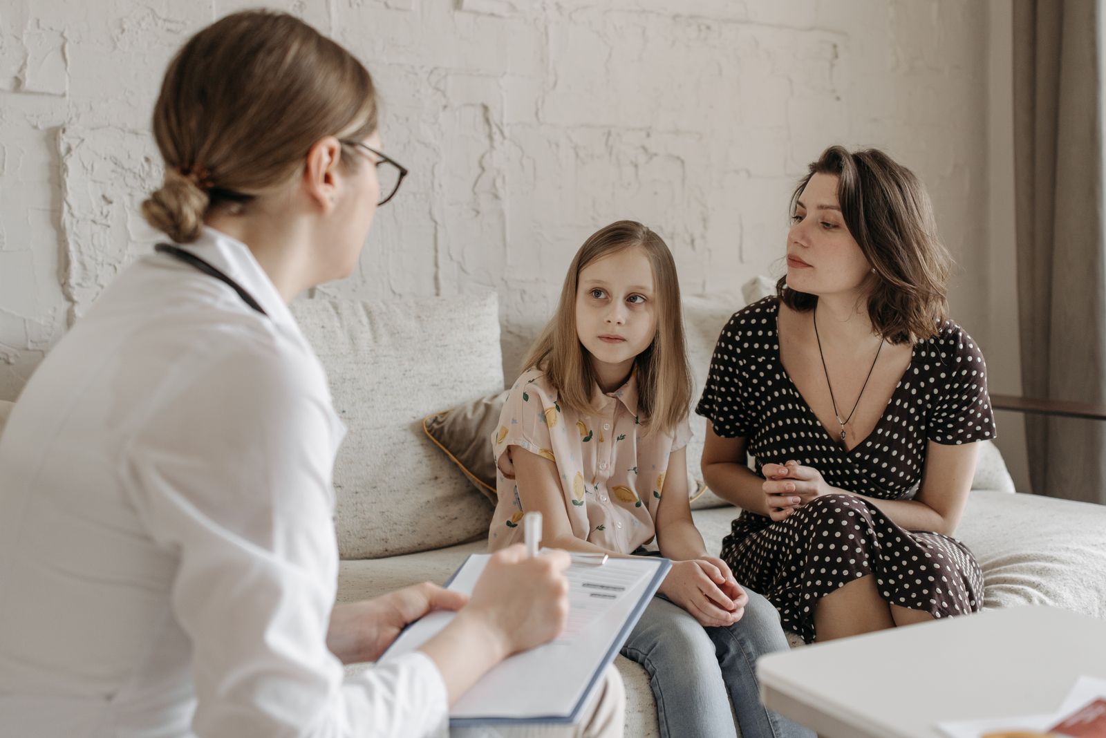 Illustration d'une consultation entre un professionnel et une famille